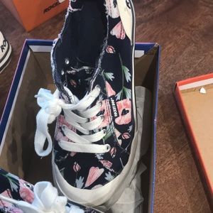 Rocket dog tennis shoes like new